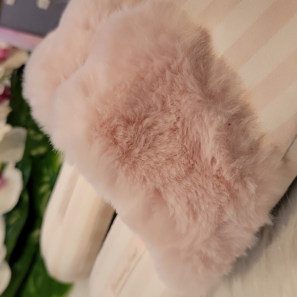 NWT Victoria's Secret Stripped Fur Slippers & Monogramed "V" storage bag! ♥️ - Picture 5 of 10